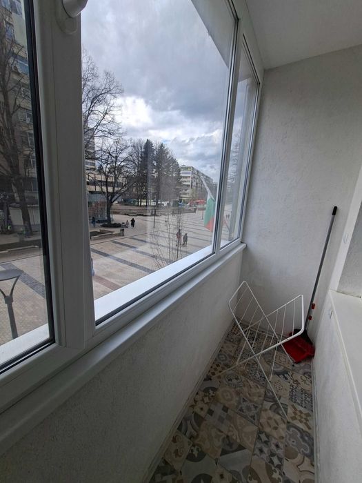 Дава се под наем Двустаен апартамент в Добрич, Център - 55 кв.м за 348.84 € - Снимка #3