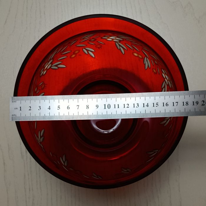 Винтажная ваза Рубинового цвета с гравюрой