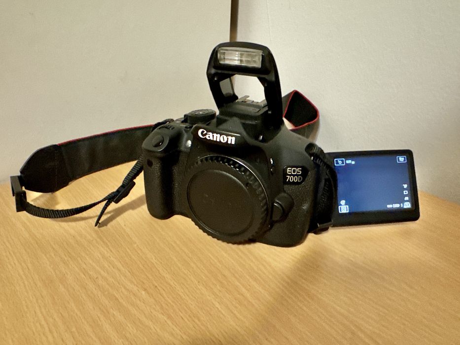 Canon EOS 700D body + Card 4GB + Baterie + Incarcator - Shutter 8533