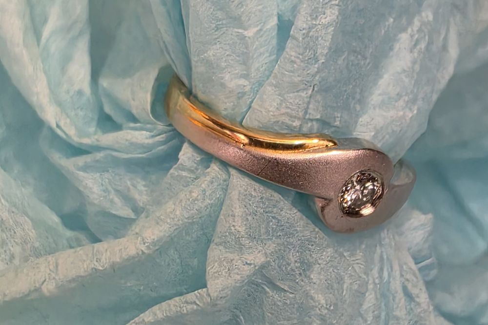 Продам элегантное кольцо