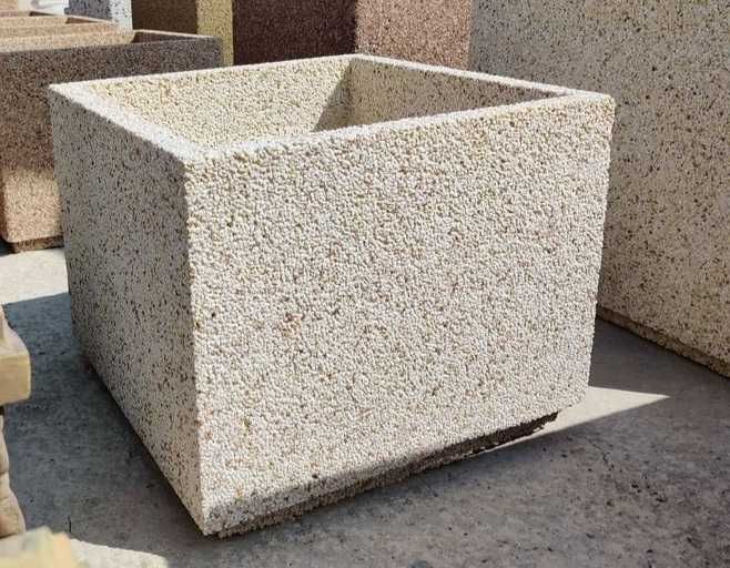 Ofer spre vânzare Ghivece și Jardiniere