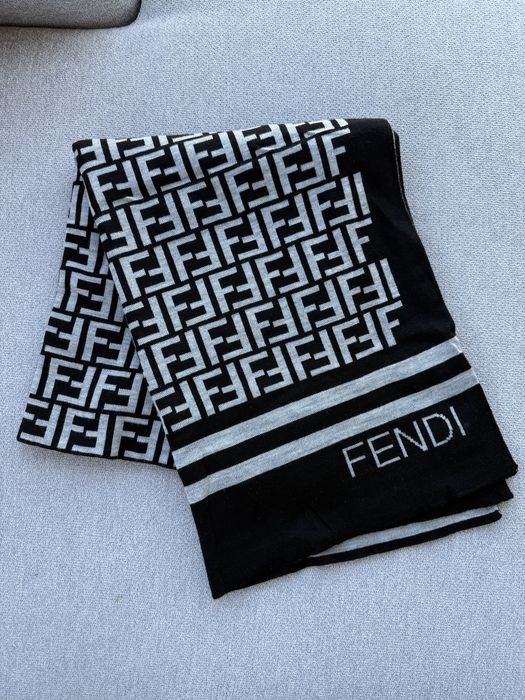 Нови зимни шалове Hermes, Fendi