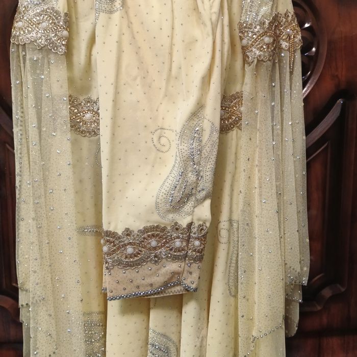 Kelinlik koʻylaklar yap yangi.Tikilgan kiyilmagan.Chimildiqda kiyiladi