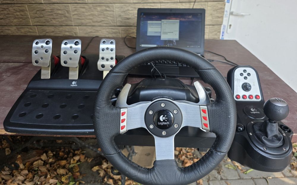 Volan gaming PC Logitech G27 cu pedale si schimbator