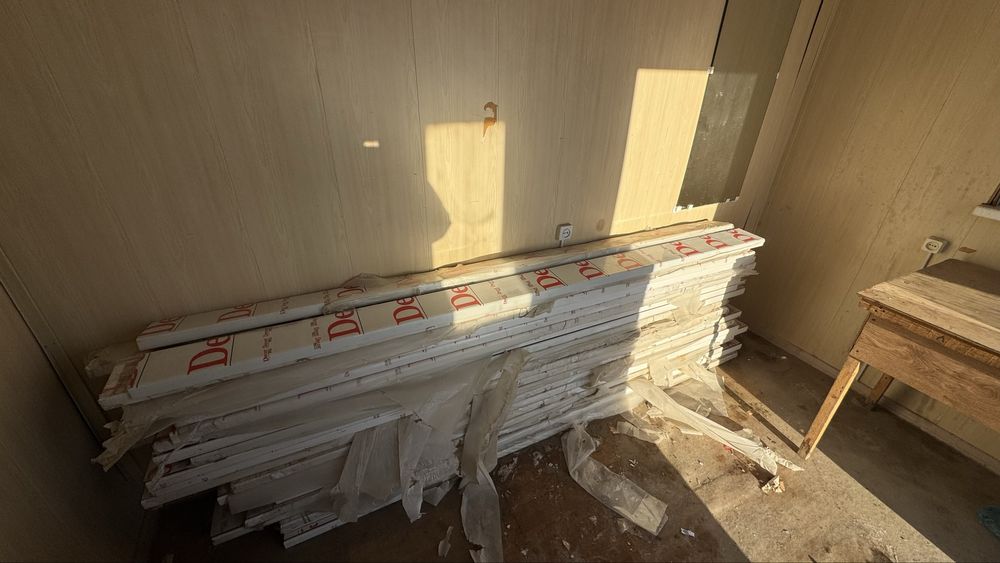 Подоконник.