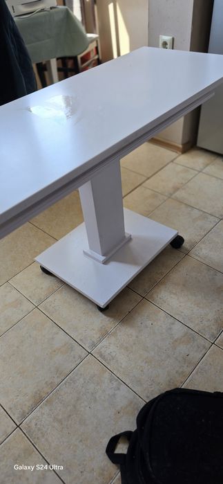 Продавам маса бял мат