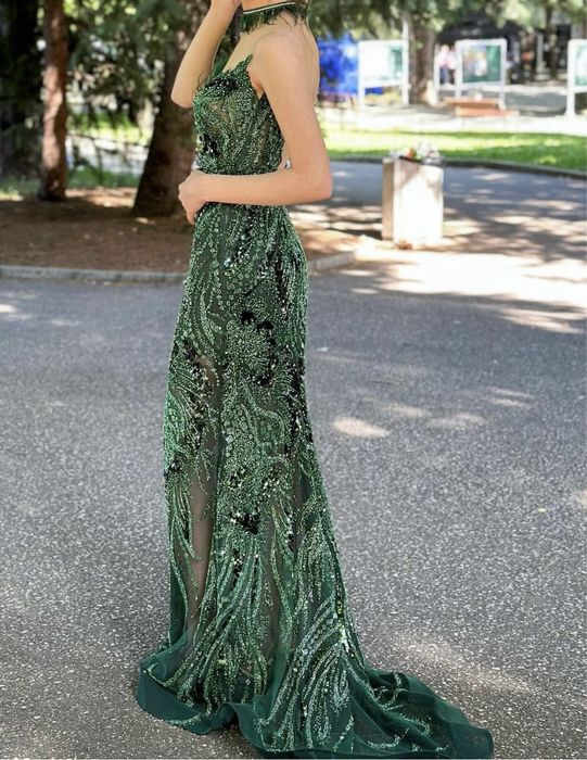 Официална рокля в зелен цвят.