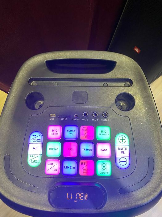 Boxa Akai,DJ-Y7L cu doua microfoane,cablu,telecomanda.