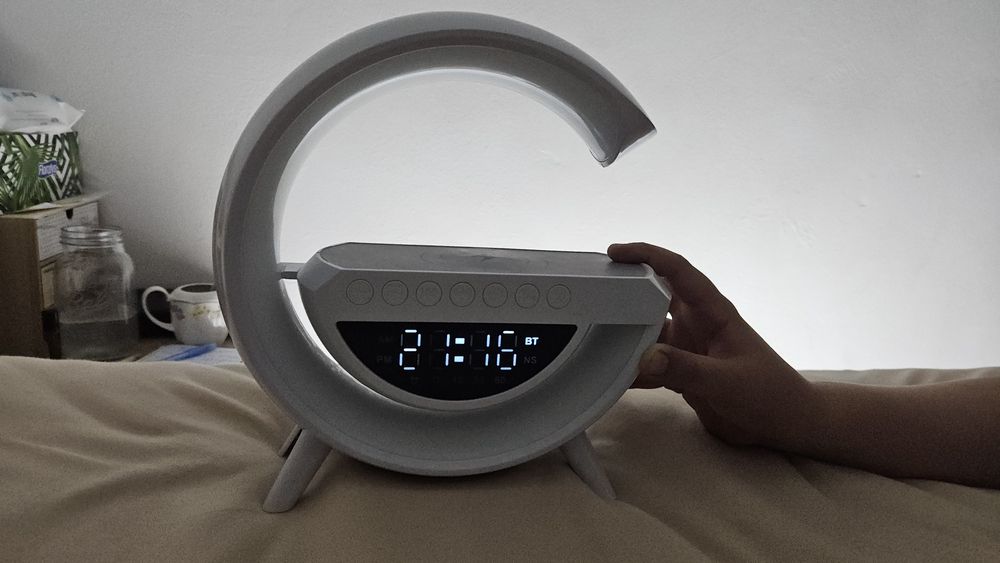 Boxa Bluetooth cu încărcare wireless + radio