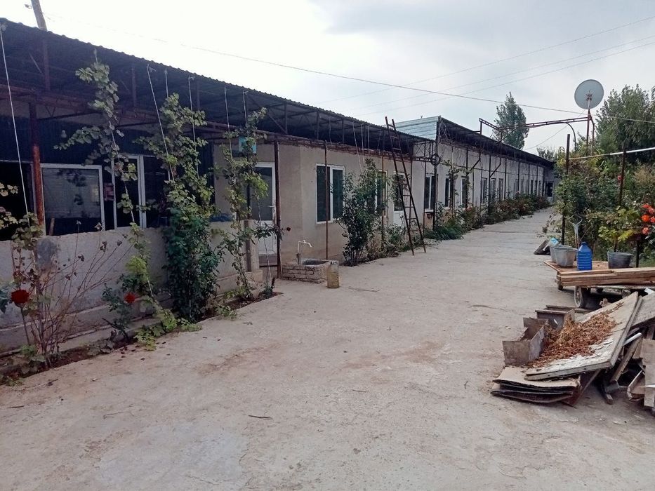 Участок с постройкой