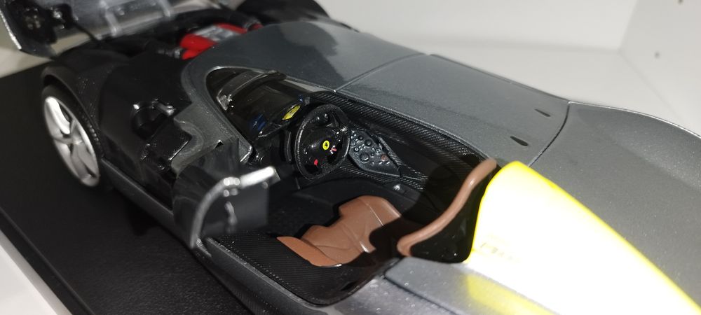 Bburago 1:18 Ferrari Monza SP1 + Дисплей кейс