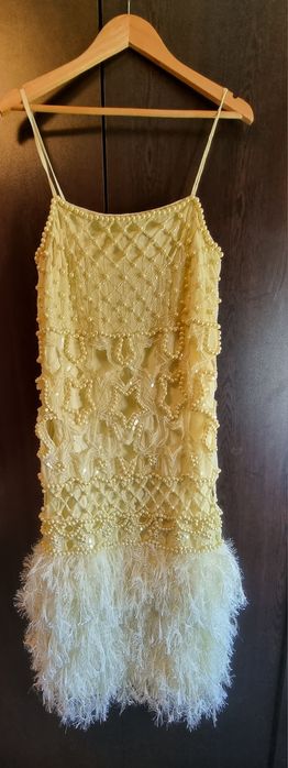 Rochie Asos, împodobită cu perle și pene.