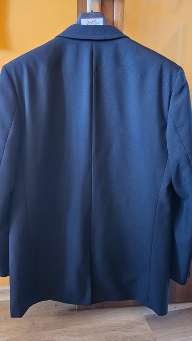 Елегантно вталено черно мъжко сако