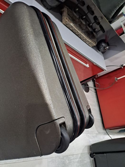 Френски твърд куфар DELSEY с колела и шифър