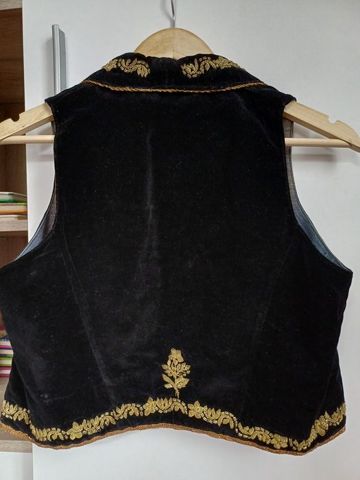 Vesta costum popular veche de peste 80 ani