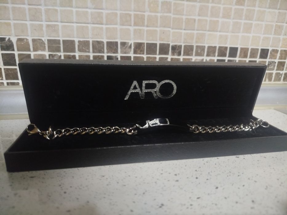 браслет ARO в черной подарочной коробке.