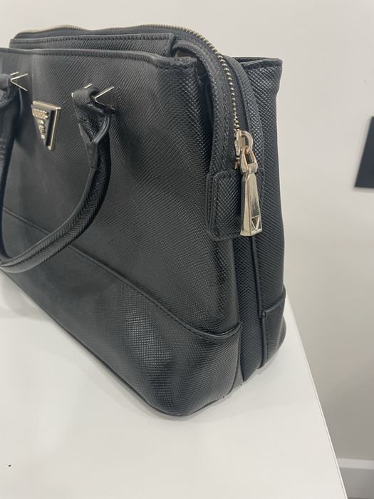 Маркова дамска чанта Guess