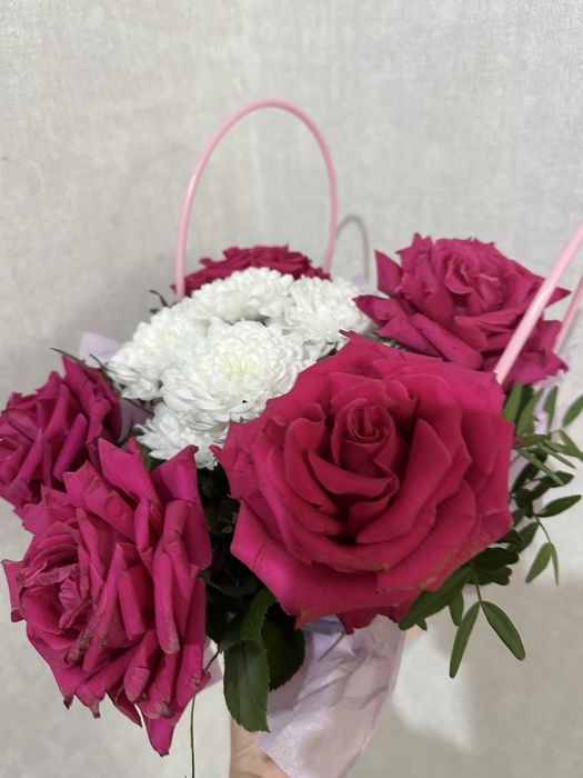 Букет хризантема и розы в корзинах, красиво и оргинально смотрится