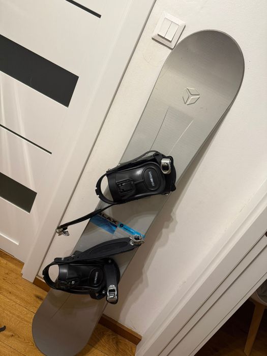 Placa snowboard cu legaturi