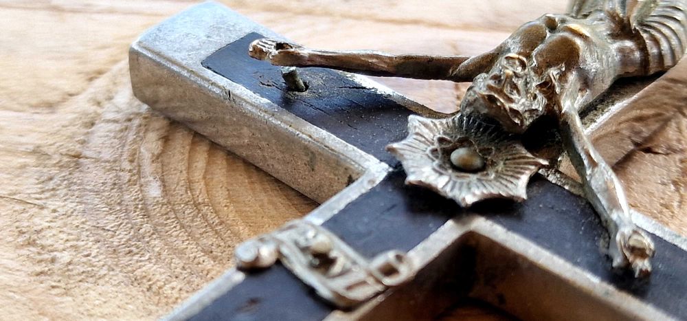 Crucifix Vechi Din Alamă Nichelată și Lemn Abanos