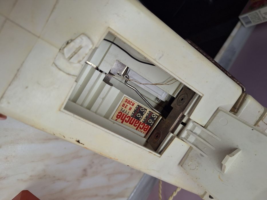 Стара детска мини шевна машина