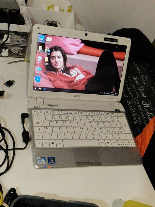 Laptop Acer Windows 10, funcționează doar la priza