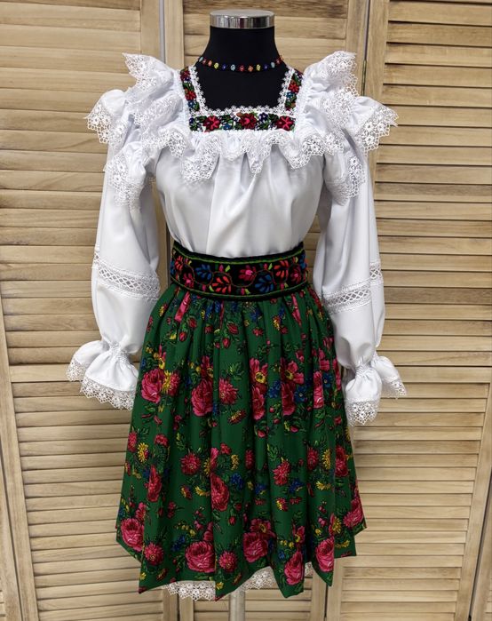 Costum traditional/popular pentru femei de Maramures autentic complet