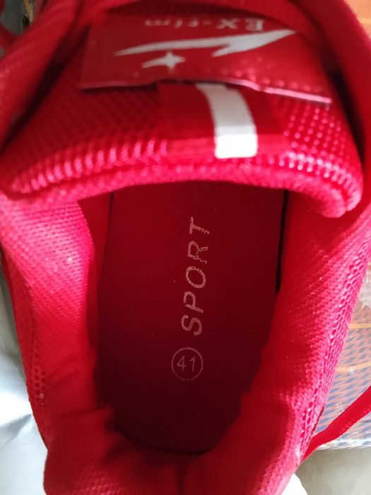 Женские кроссовки