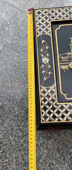 Măsuță veche din lemn cu ornamente din Jad