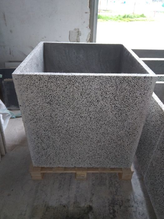 Jardiniere ghiveci  din beton,  mozaic spalat