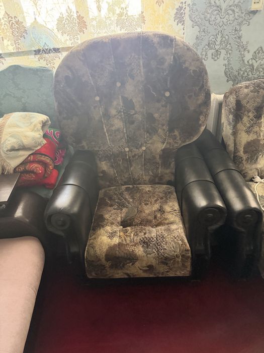 Диван с кресломи