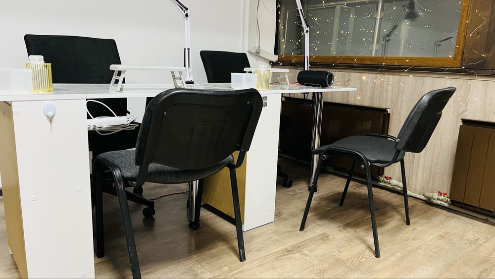 Сдается маникюрный столы и кушетка