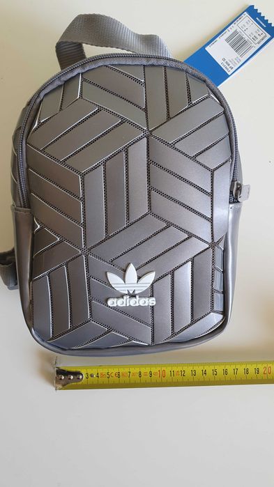 Чисто нова раничка Adidas.