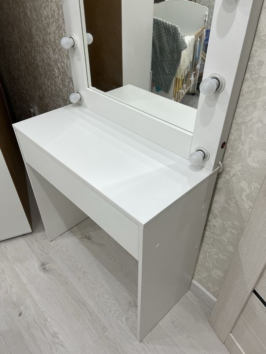 гримерный столик с подсветкой