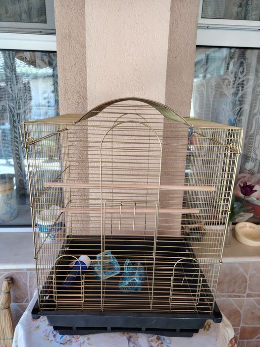 Клетки за папагали и разплодни воалиери за канарчета.
