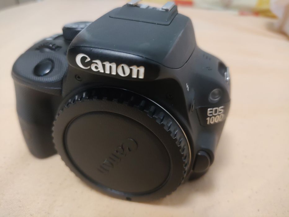 Canon 100D + baterii,incarcator si geanta