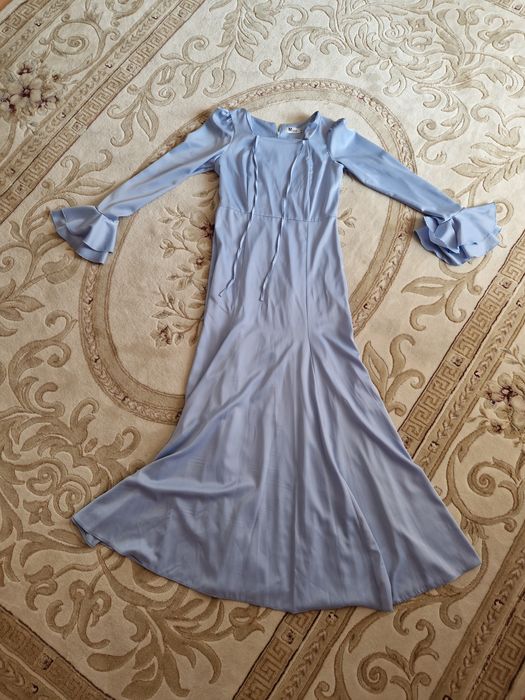 Красивое длинное платье голубого цвета