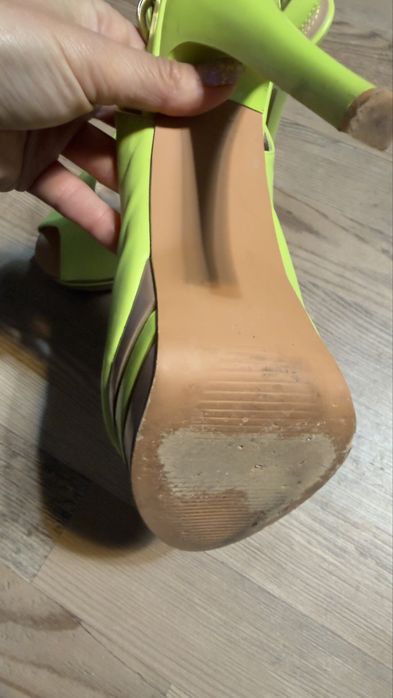 Сандали с висок ток