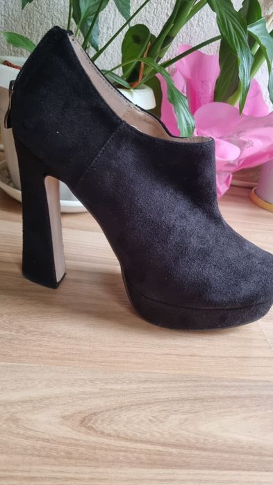 Дамски велурени обувки