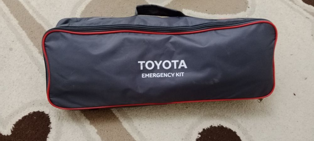 Тайота оригинал аптечка новый