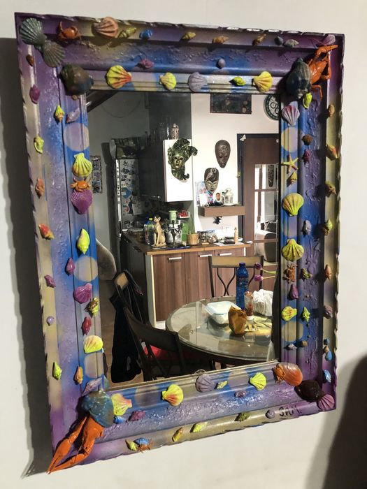 Oglinda cu rama de lemn vopsita