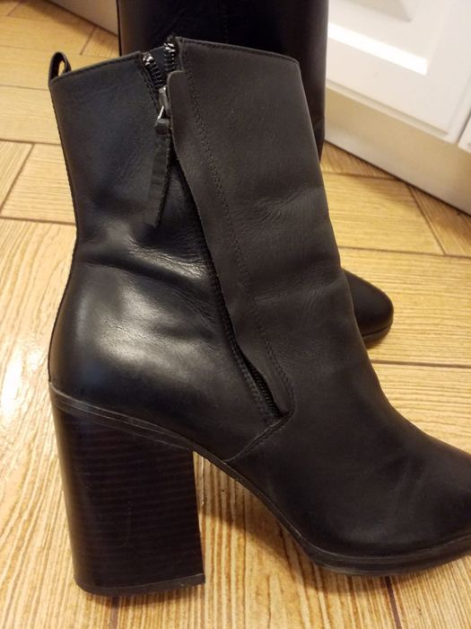 Botine Stradivarius mărime 40.