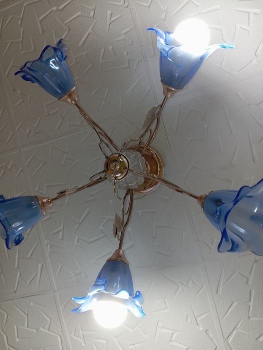 Продам люстру в рабочем состоянии