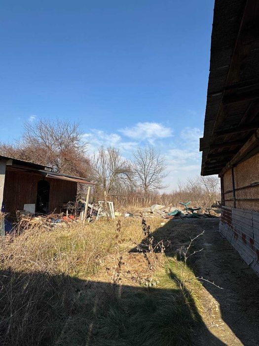 Vind casă , curte , anexe