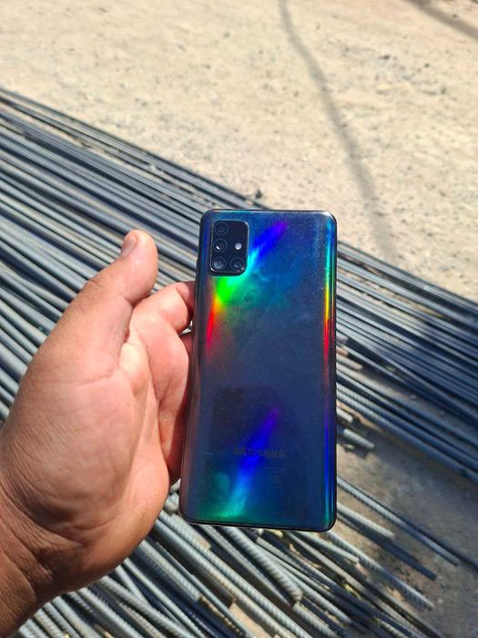 Samsung a51 sotiladi aybi taj singan qolgan joyida  kami yoq