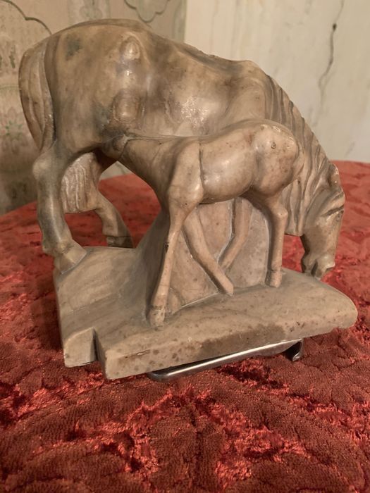 Авторская статуэтка  из камня «Лошадь с жеребенком», винтаж