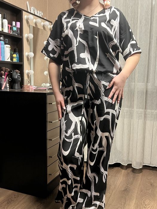 Стильный костюм с принтом