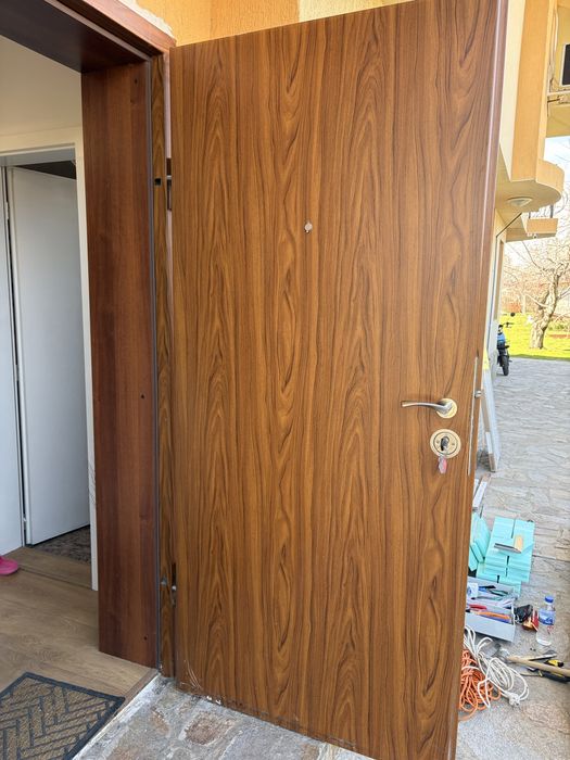 Входна врата за къща