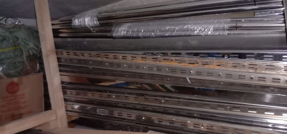 Витрины, вешалки