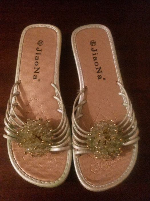 Продаются женские босоножки